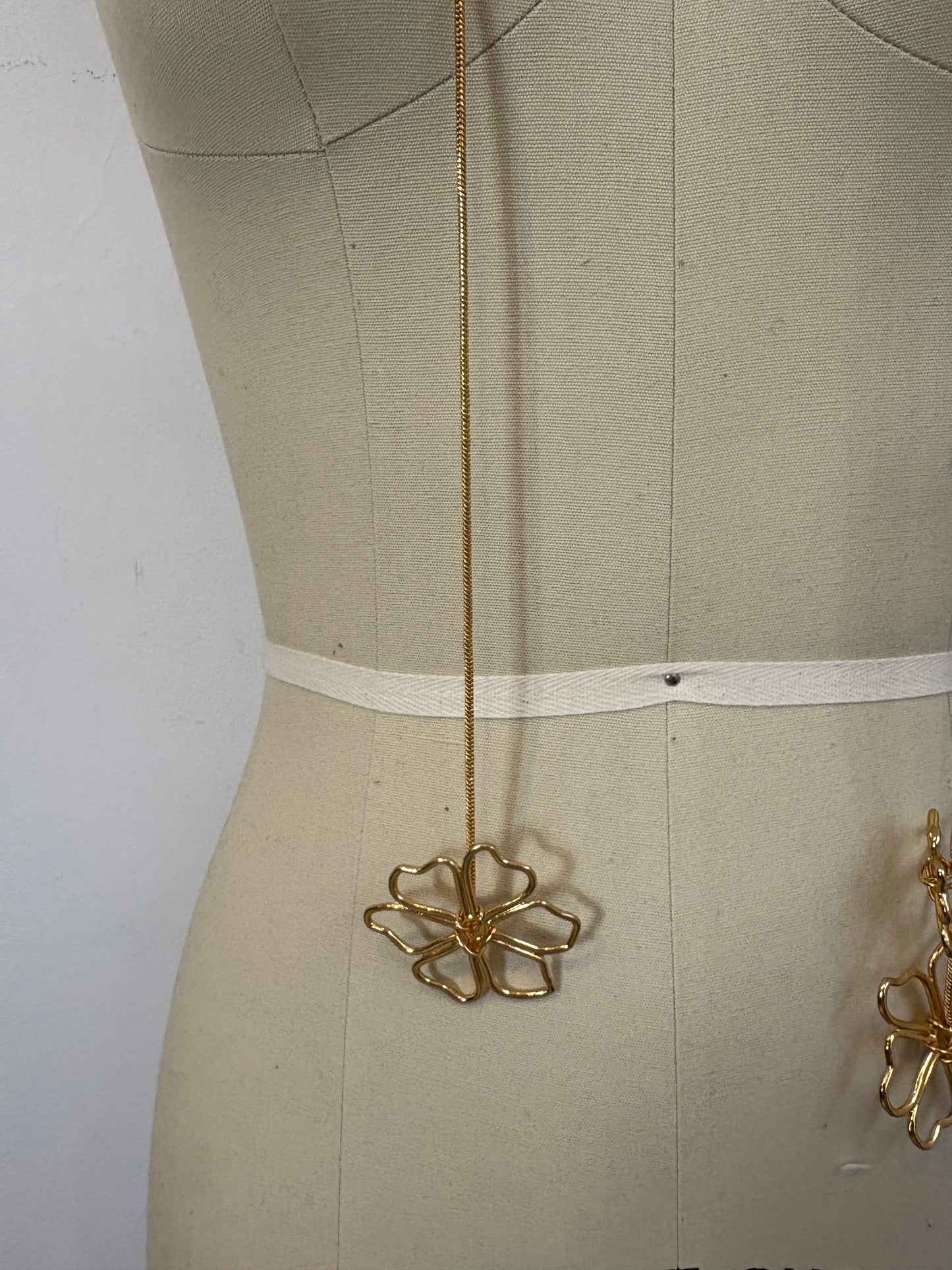 ZARA. Collar dorado flores multi posición