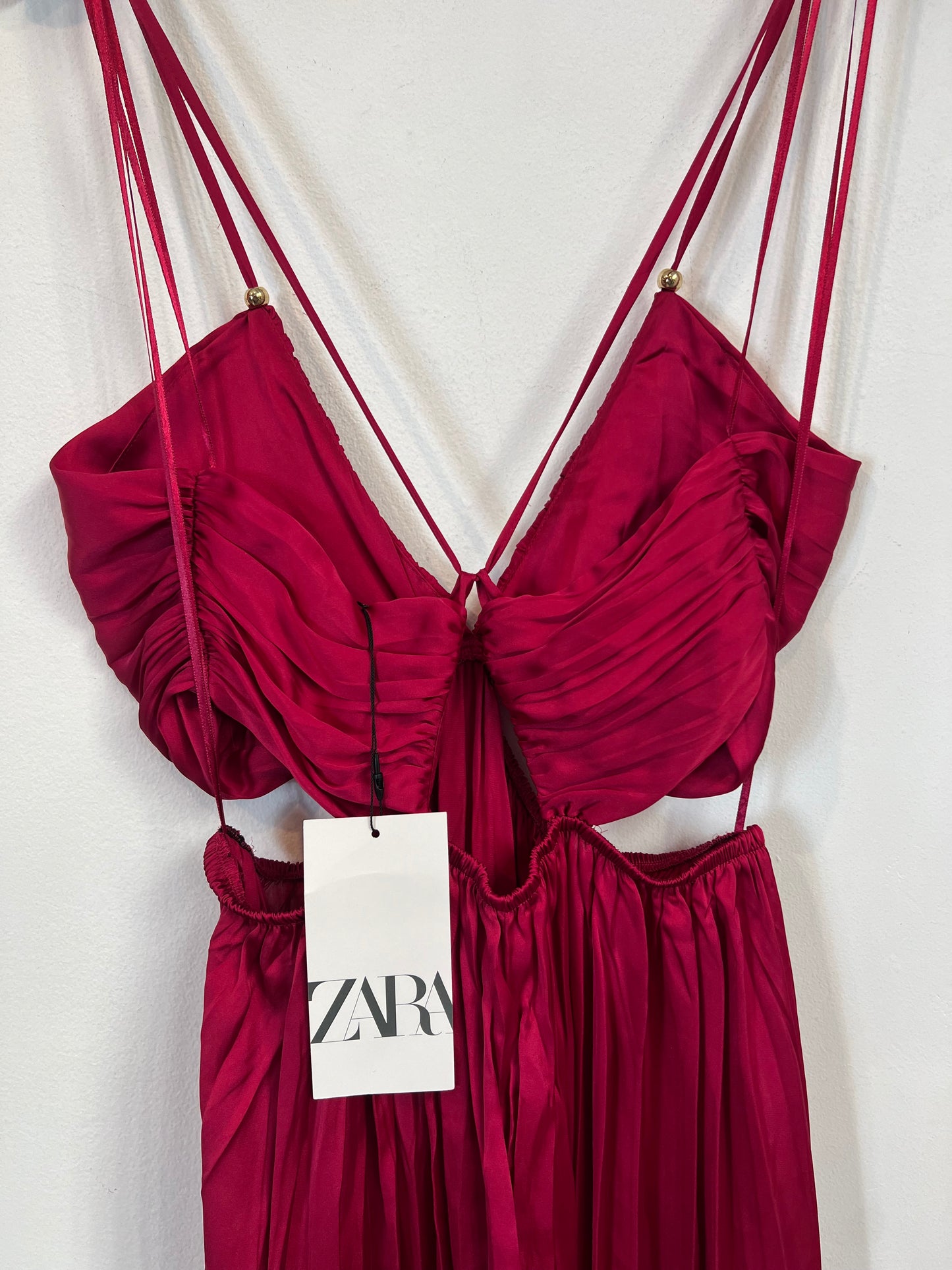 ZARA. Vestido largo plisado burdeos T.s