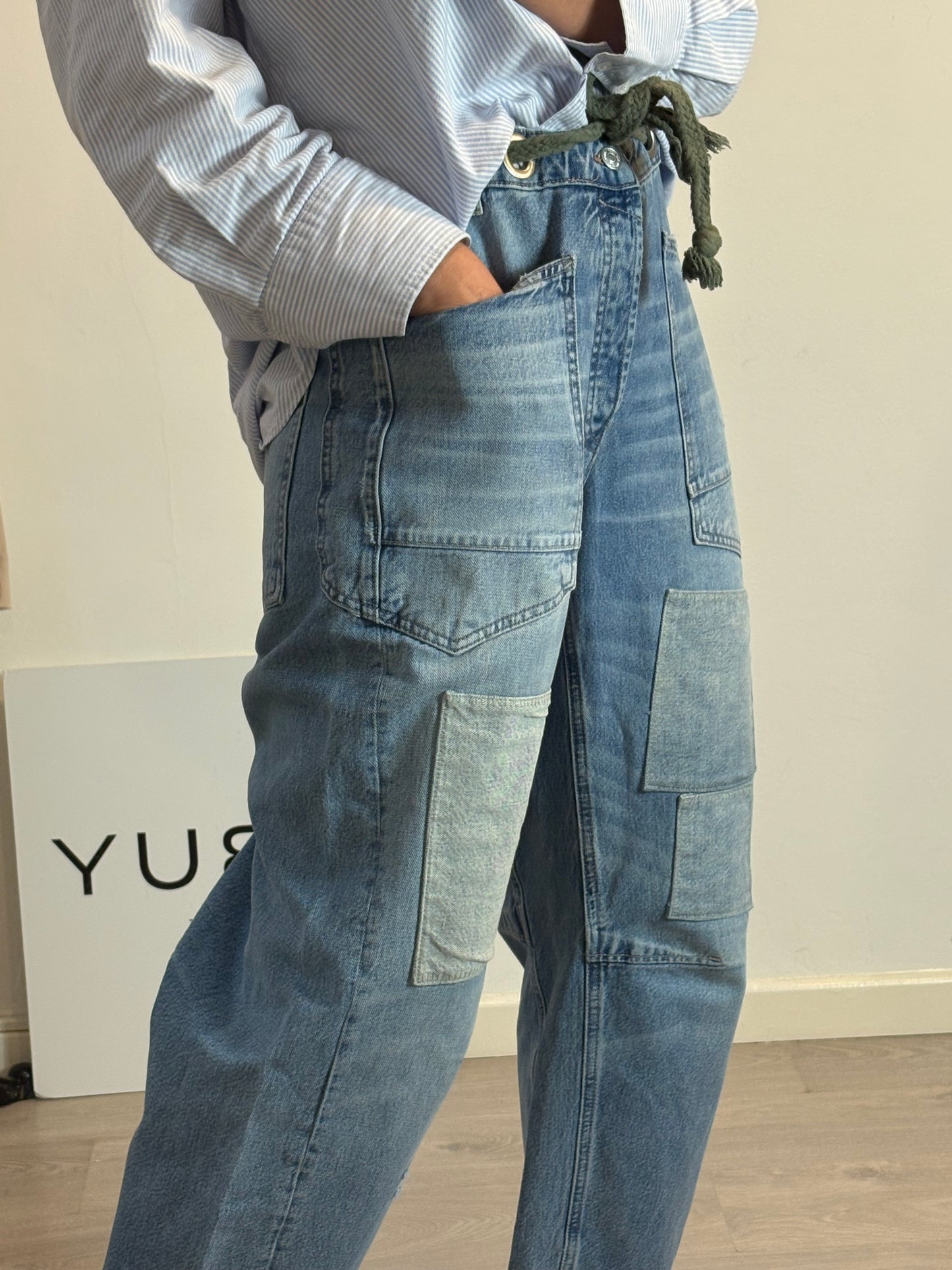 FREE PEOPLE. Denim abotonado parches