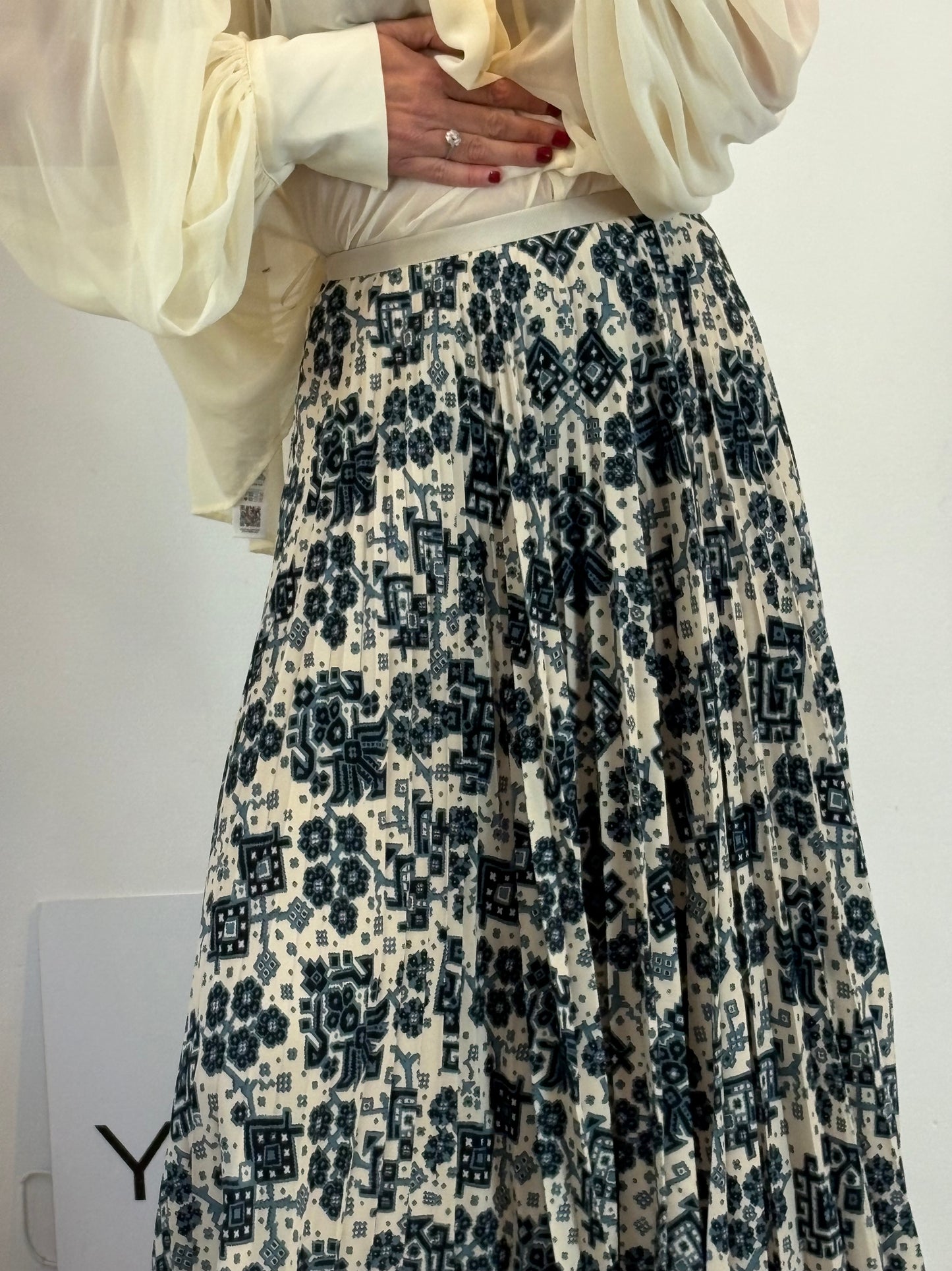 VANESSA BRUNO. Falda midi plisada estampada azules