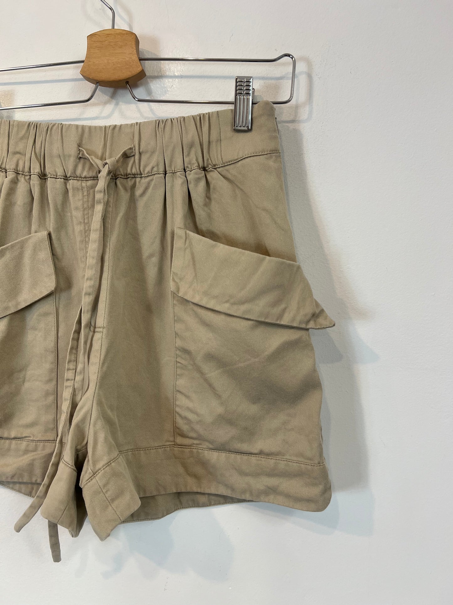 MANGO. Pantalón beige bolsillos T.xs