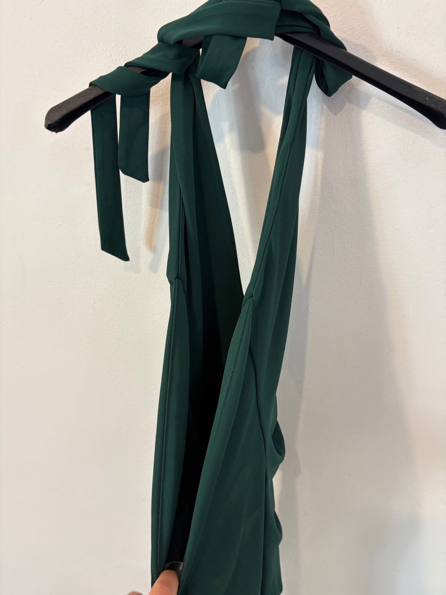 ZARA. Vestido largo verde escote pico