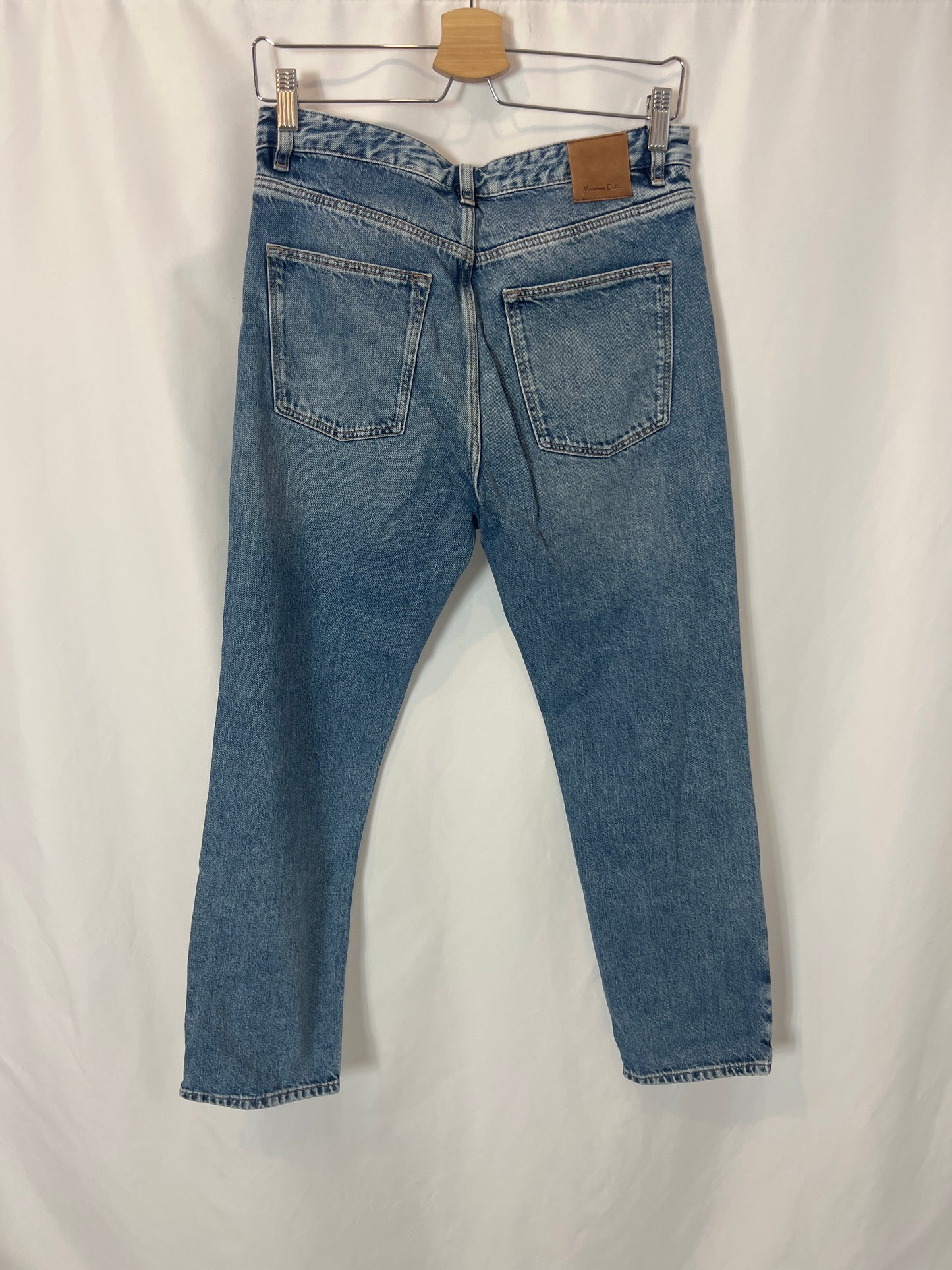 MASSIMO DUTTI. Straight buttoned denim. T 38