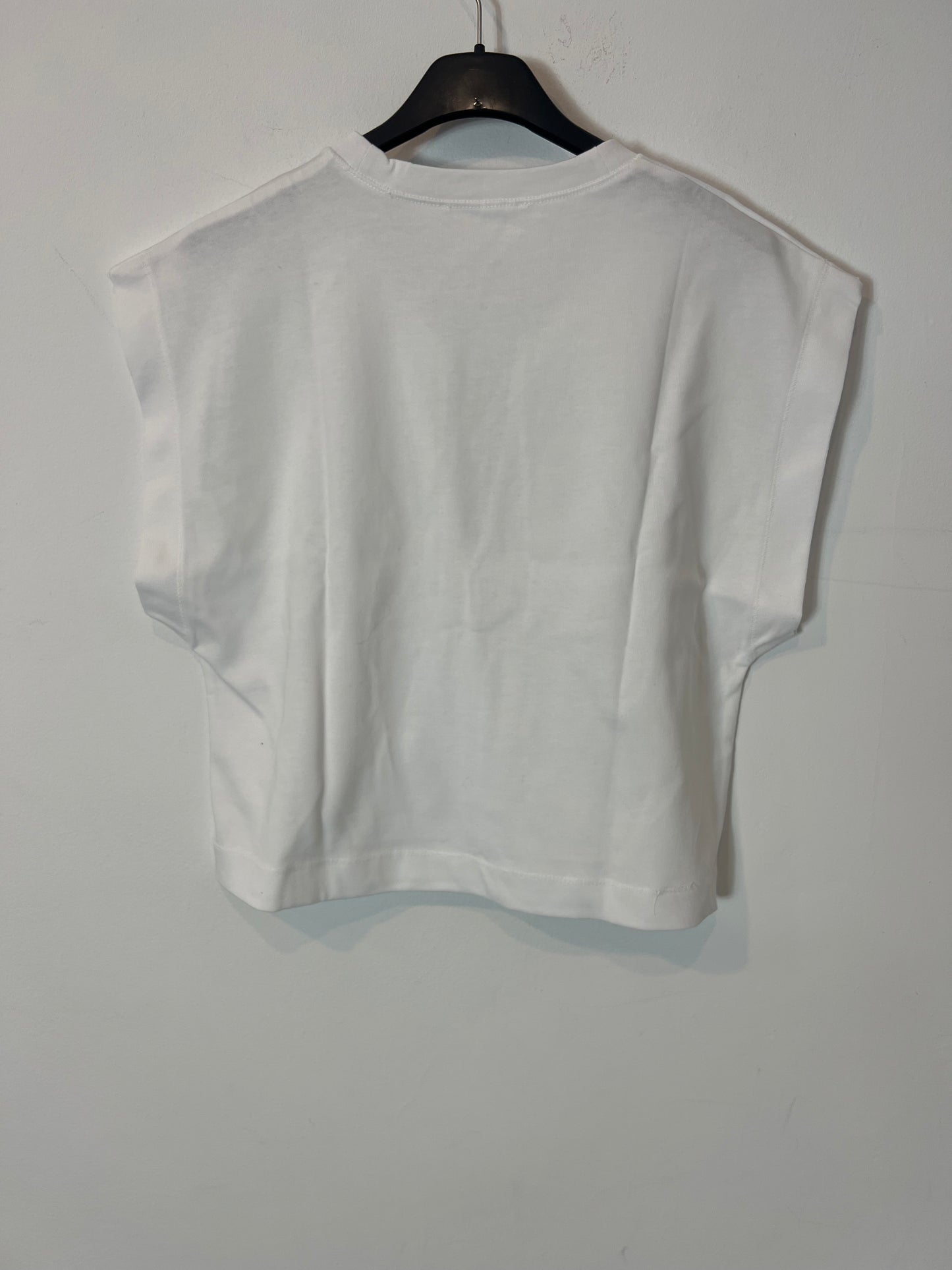 OTHERS. White low-cut t-shirt. TS