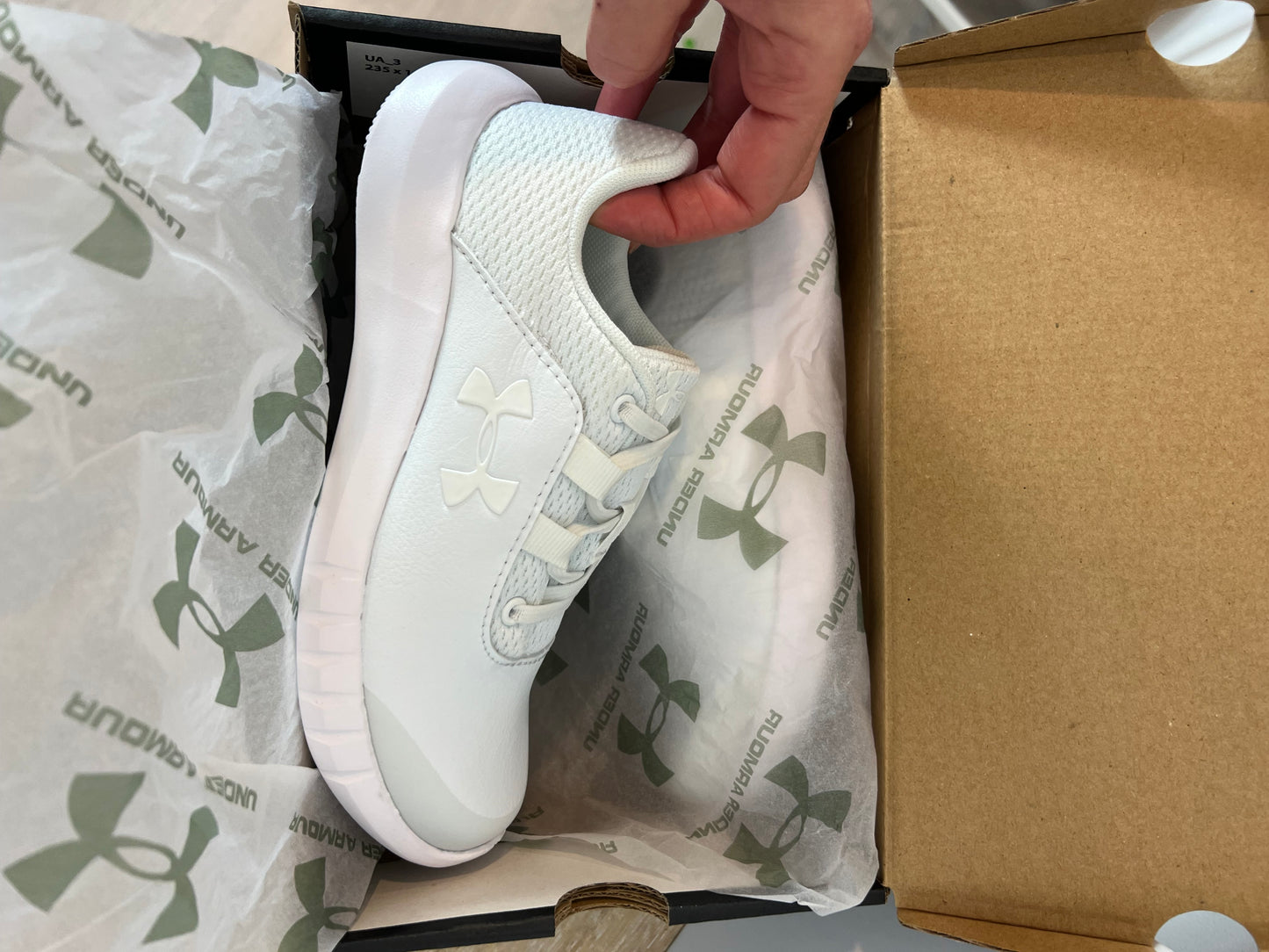 UNDER ARMOUR. Zapatillas blancas logo. T 31.5