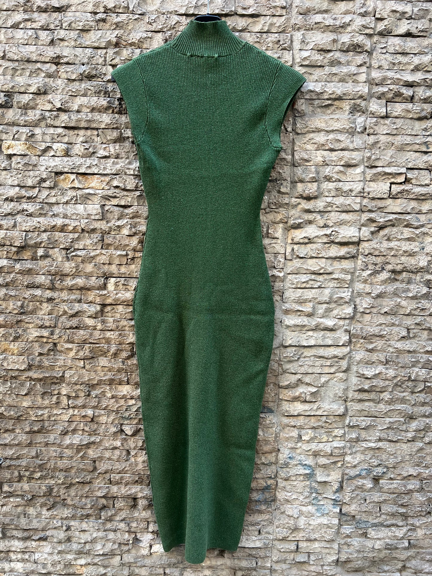 ZARA. Vestido midi verde punto elástico