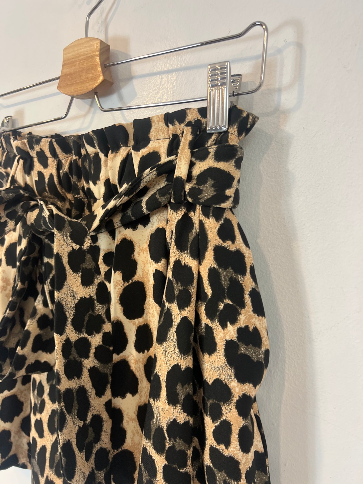 ZARA. Pantalón corto animal print. T XS