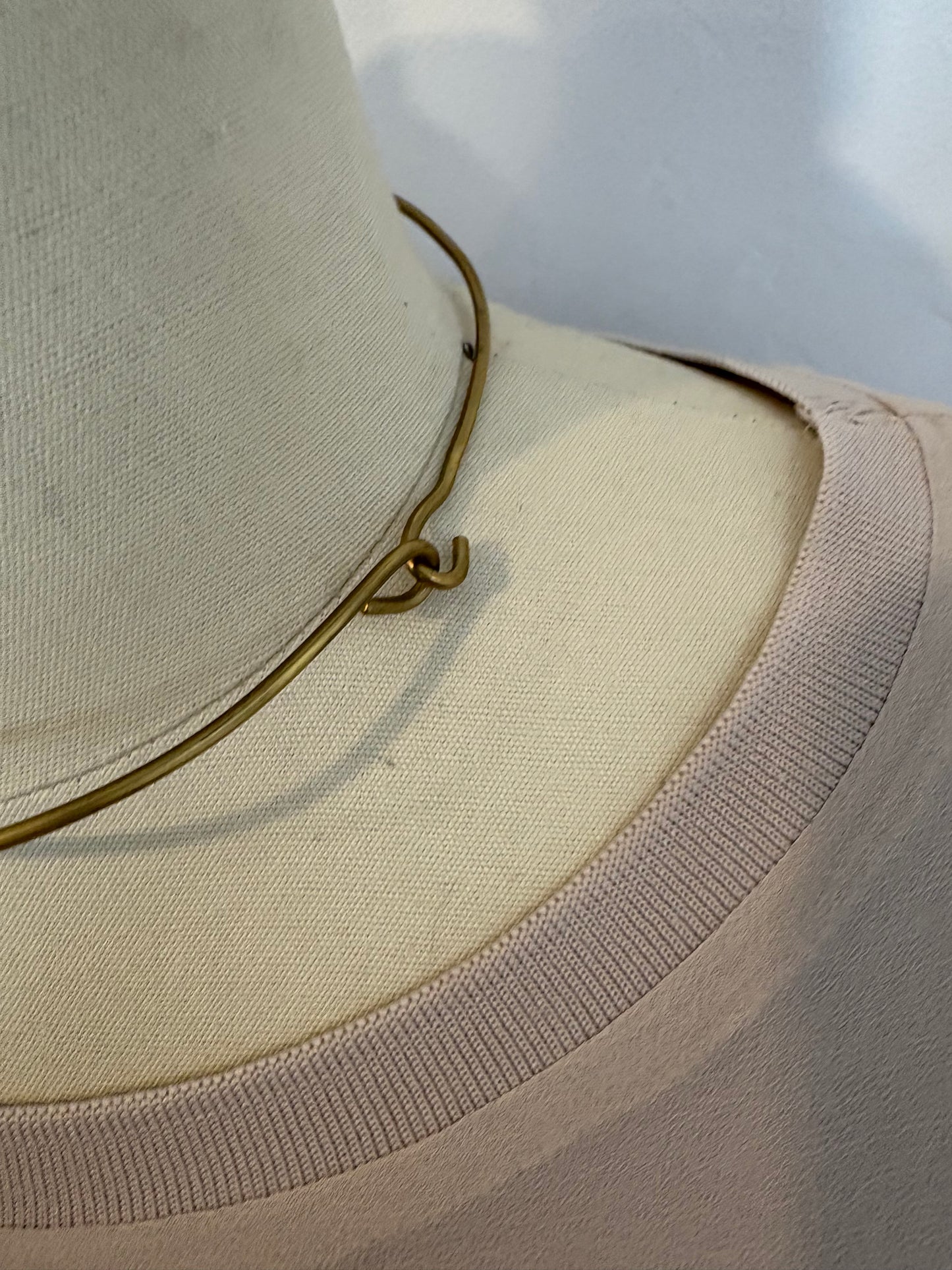 OTRAS. Gargantilla pieza ondulada rigida