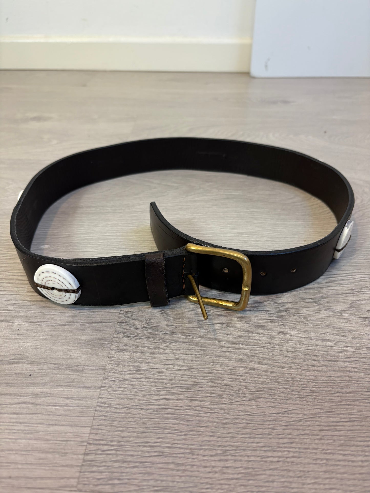 OTRAS. Cinturón piel detalles