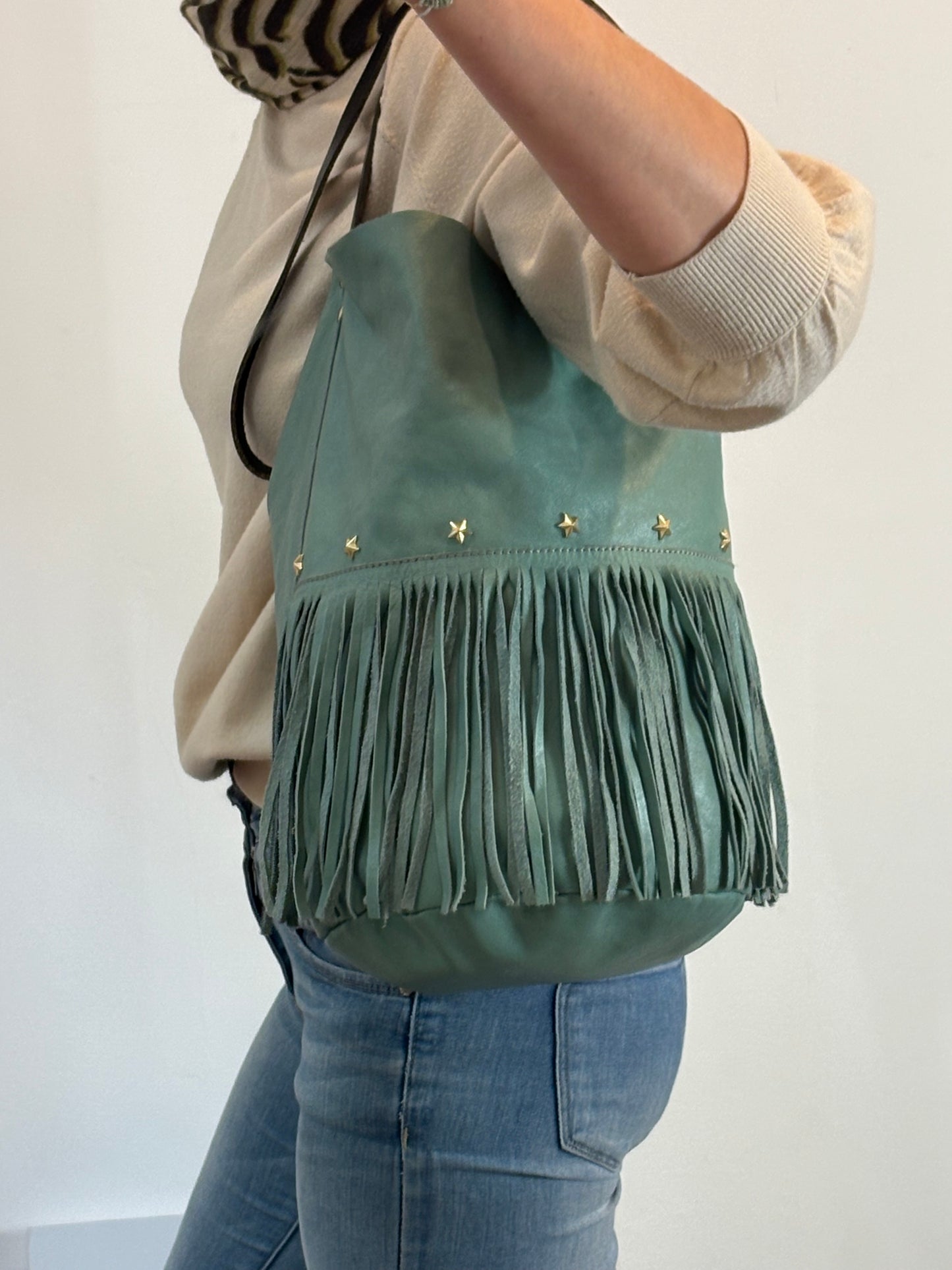 MERCULES. Bolso piel flecos y tachuelas