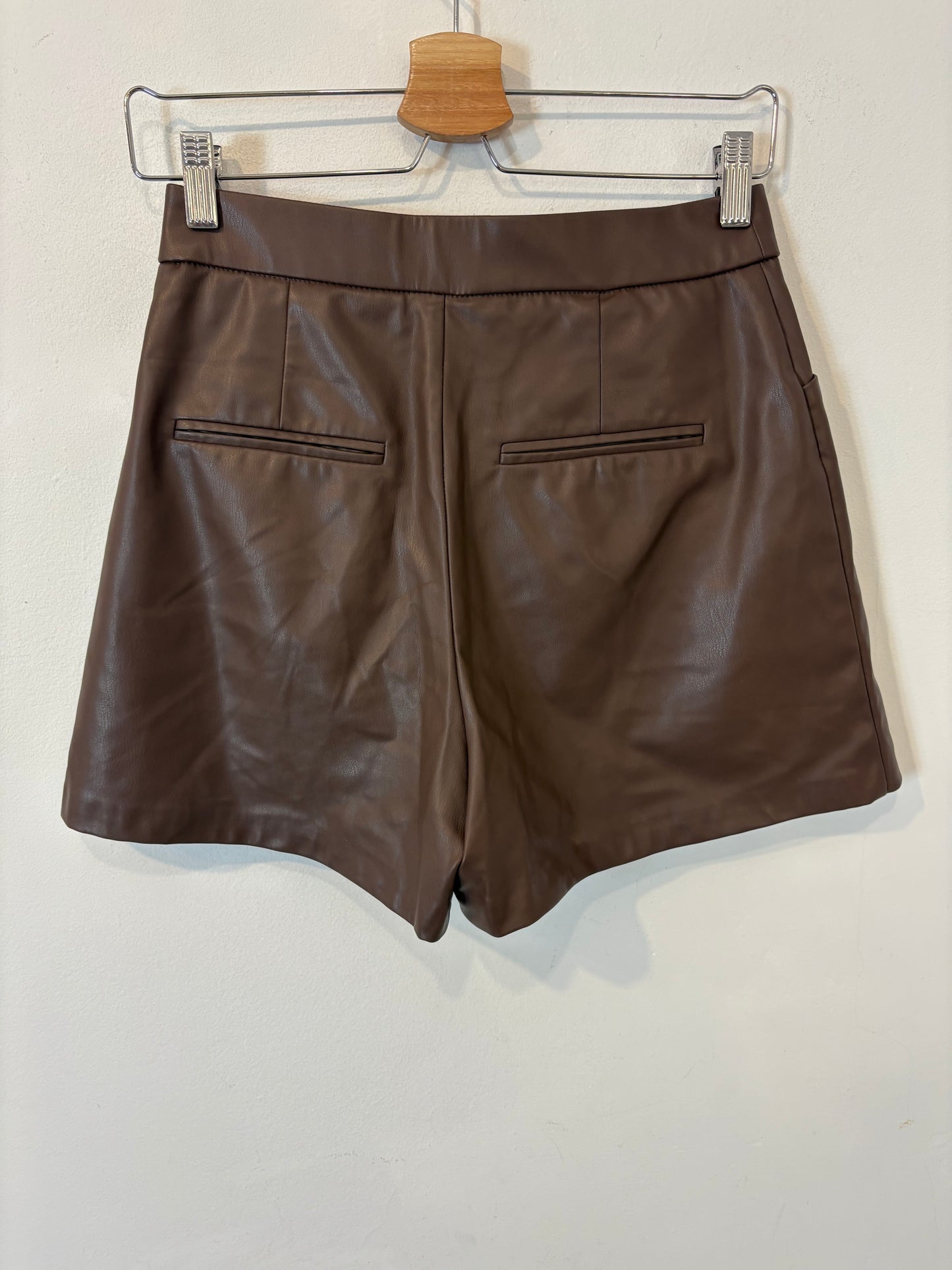 ZARA. Bermuda marrón efecto piel