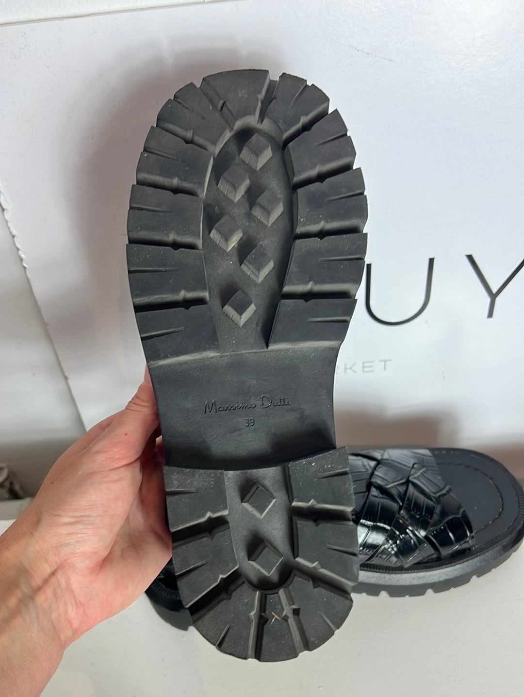 MASSIMO DUTTI. Sandalia tiras plataforma plana. T 39