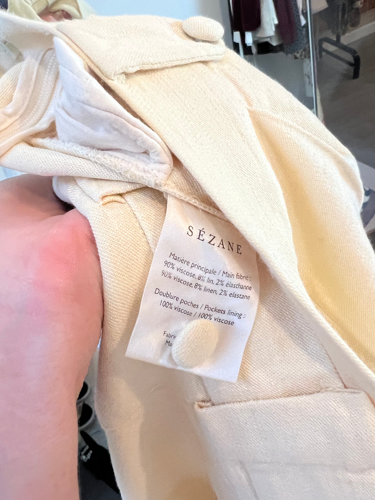 SÉZANE. Pantalón crema pinzas T.34