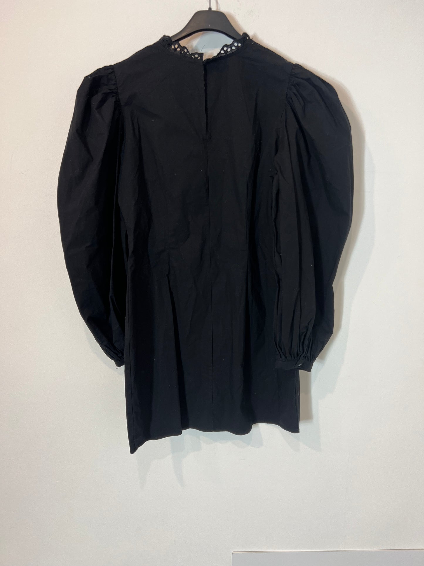 ZARA. Vestido negro detalles troquelados. T M