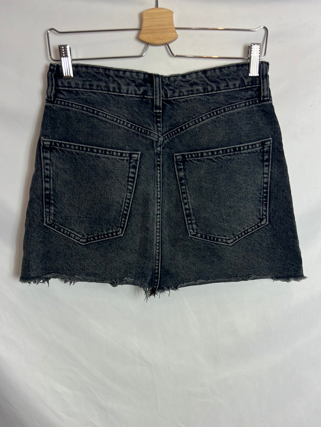 ZARA. Falda corta negra efecto desgastado . T M