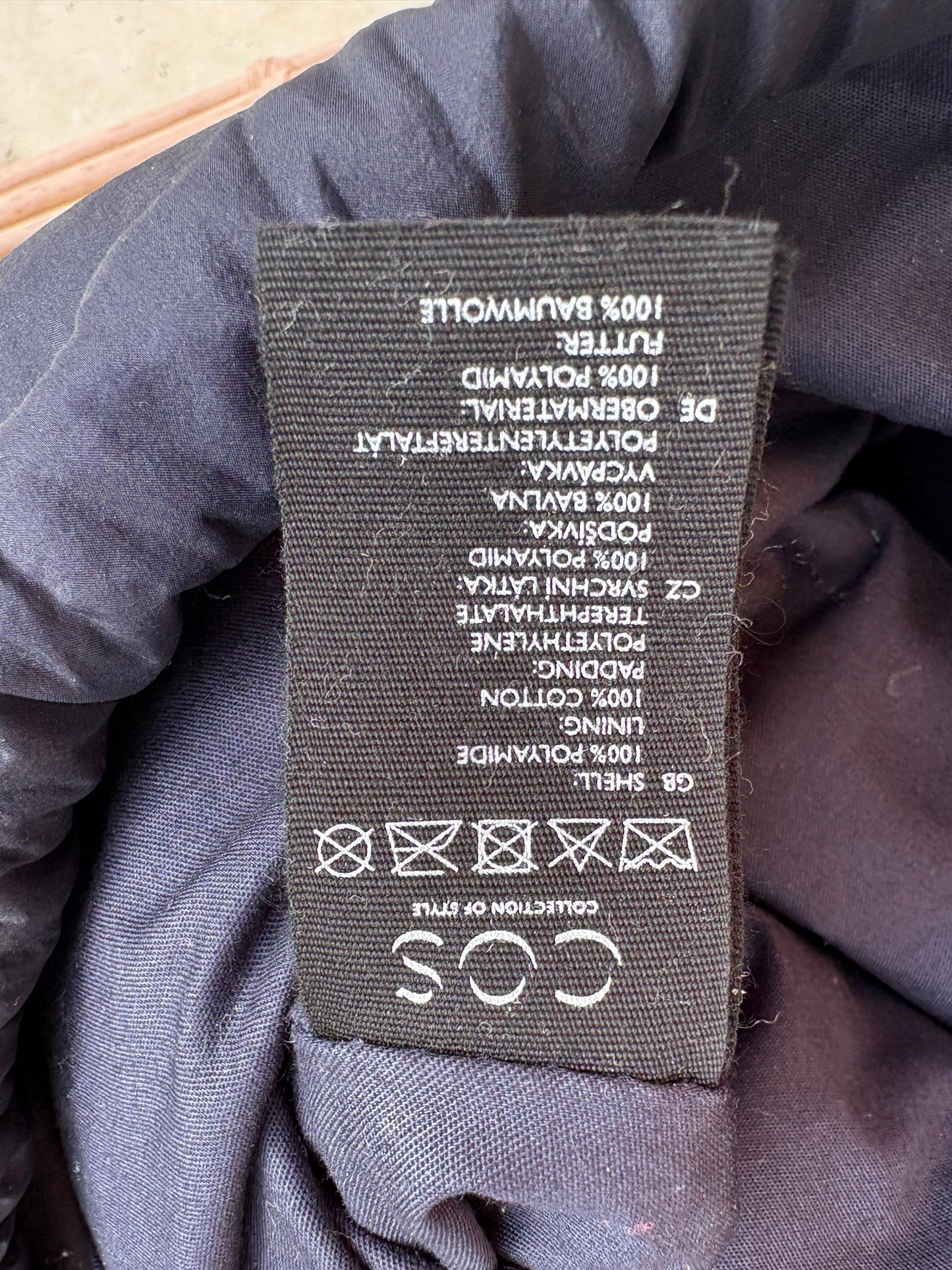 COS. Bolso azul shopper acolchado