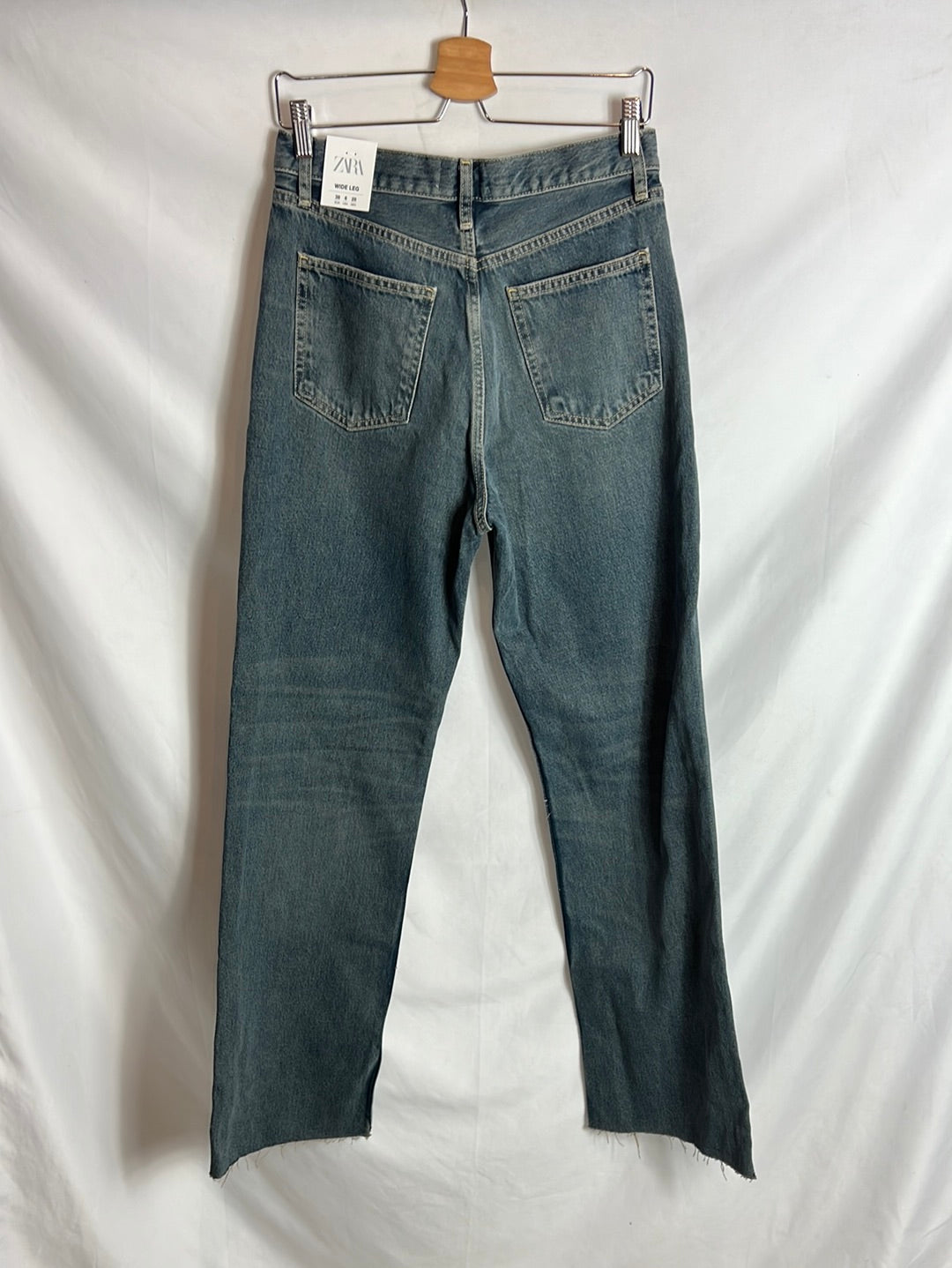 ZARA. Denim recto pata ancha. T 38