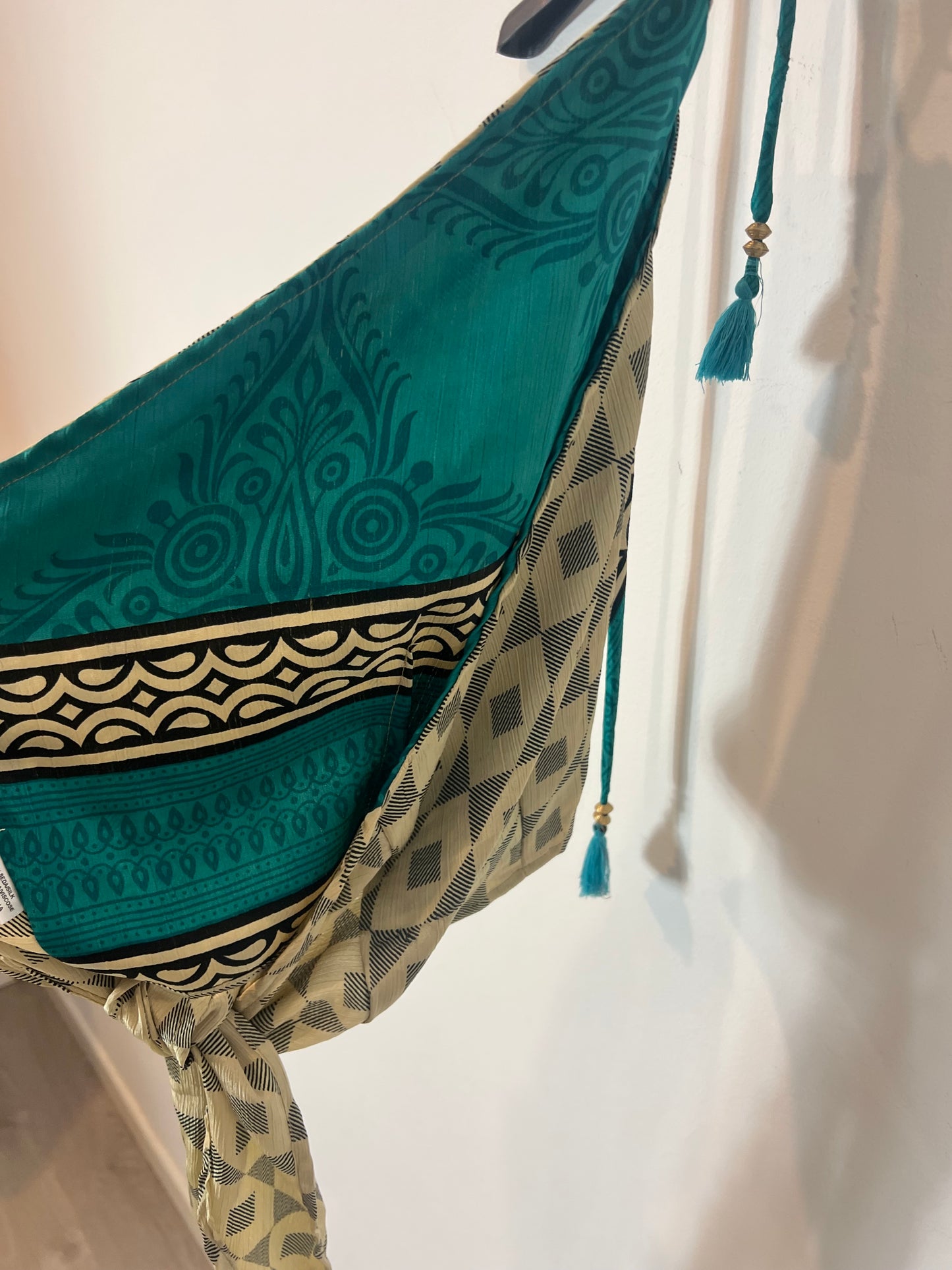 BASYCO. Green silk knotted print top. YOU (S/M)