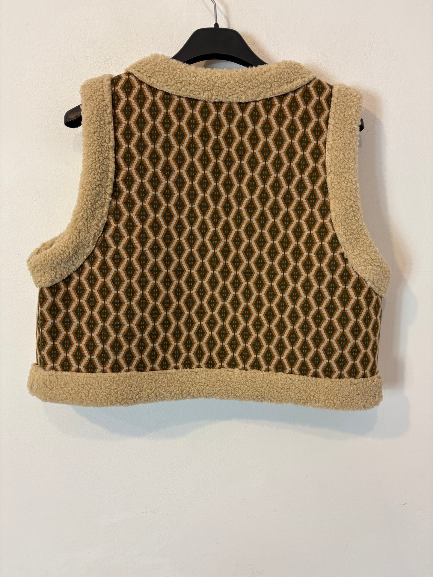 OTRAS. Chaleco corto estampado borrego