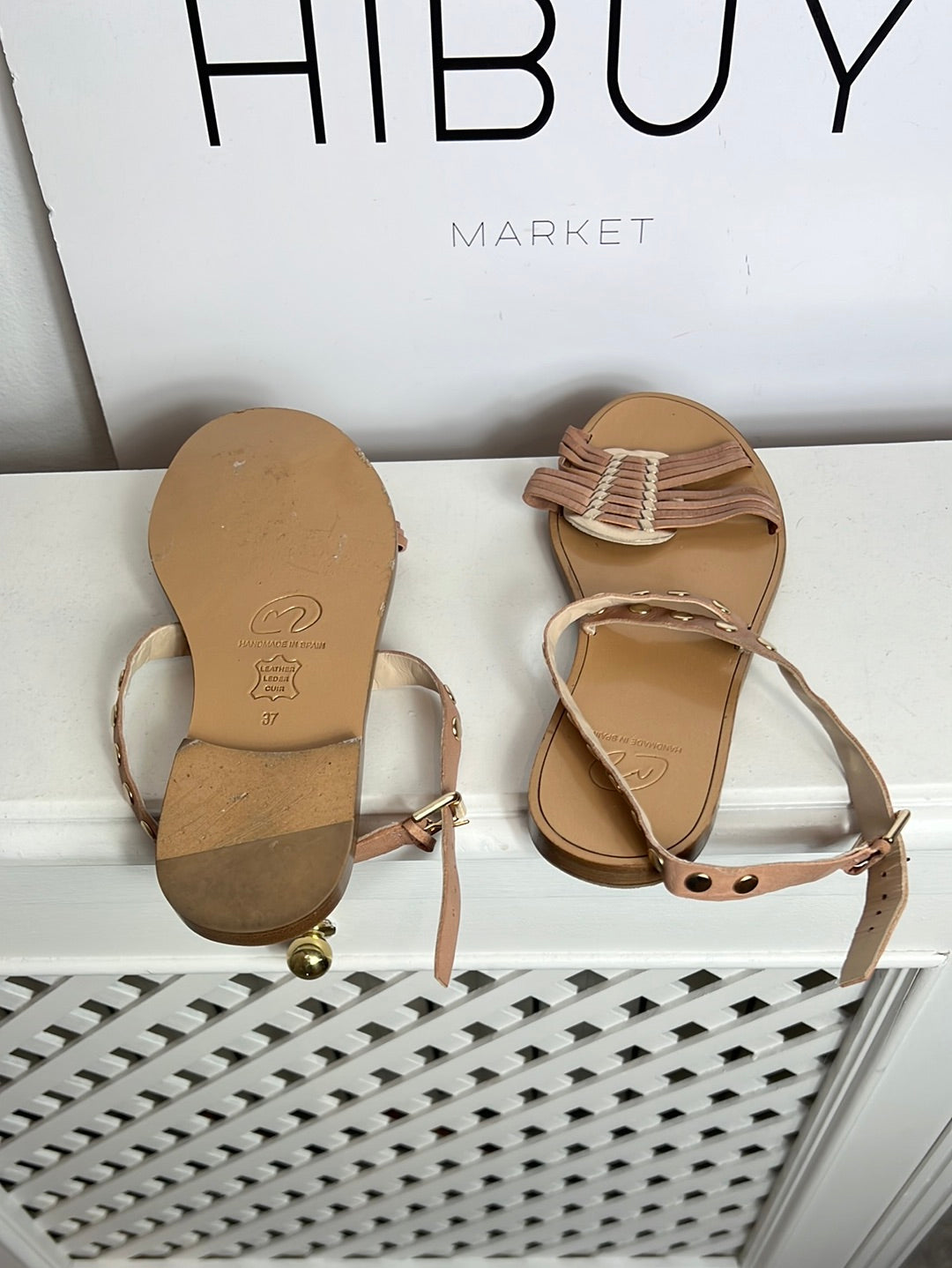 MICUIR. Sandalia plana piel tachuelas. T 37