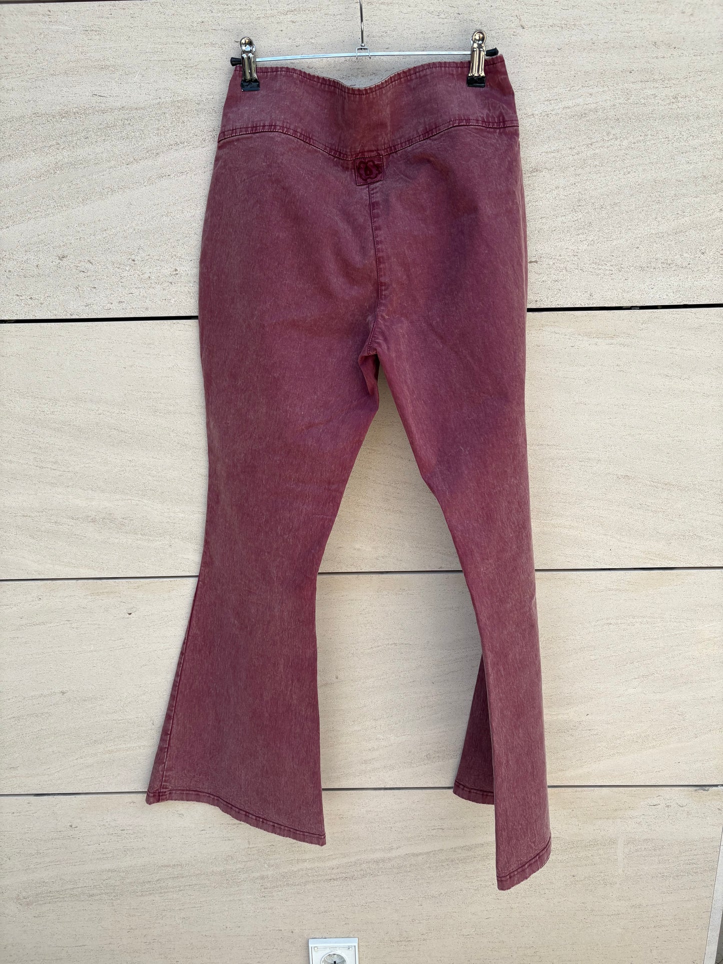 DAHLIA. Pantalones granate efecto desgastado