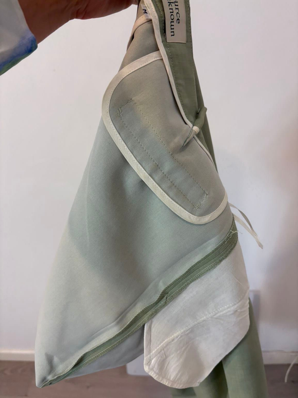 SOURCE UNKNOWN. Pantalón verde claro cruzado