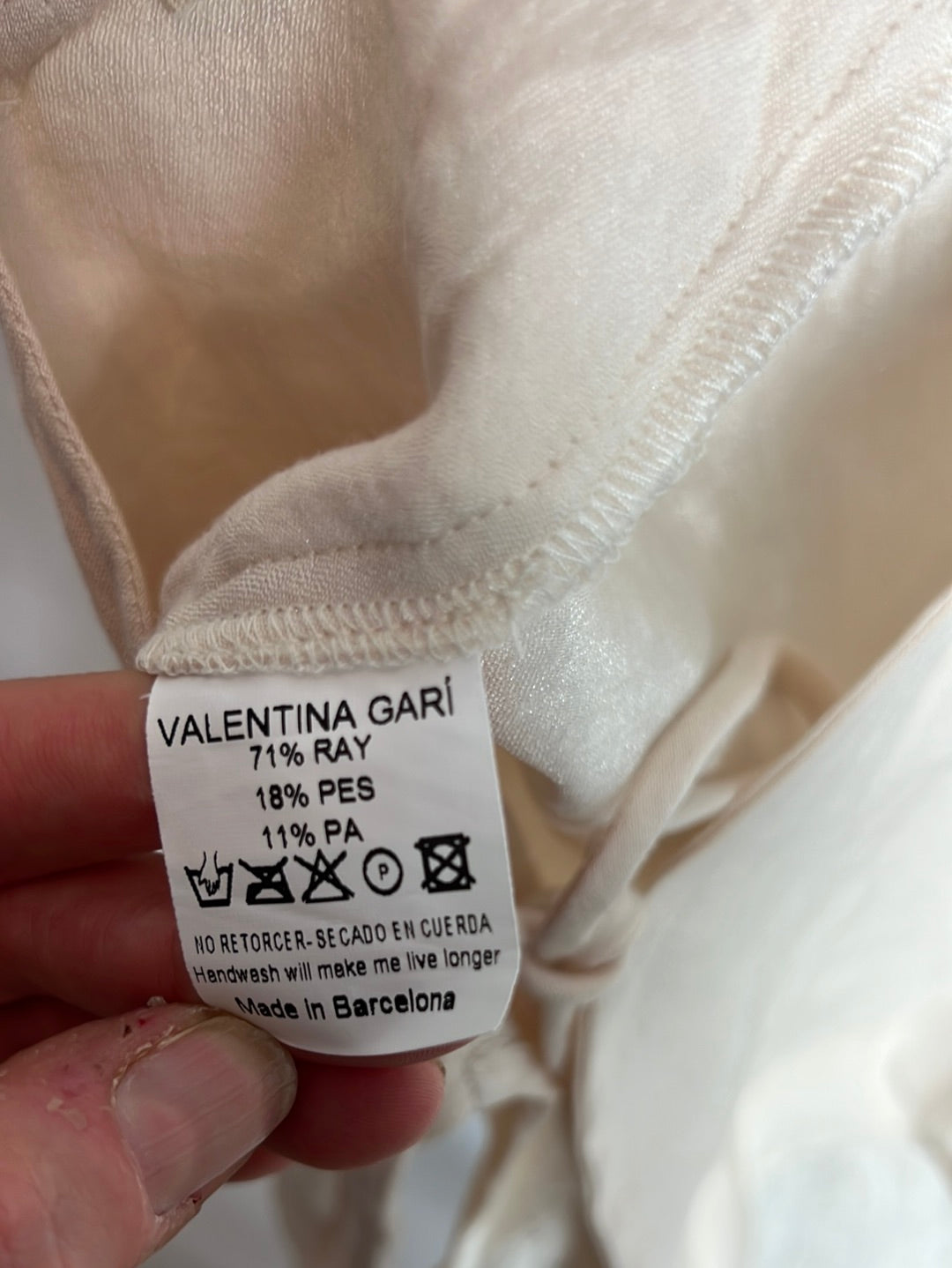 VALENTINA GARÍ. Top textura beige cuello halter. T S