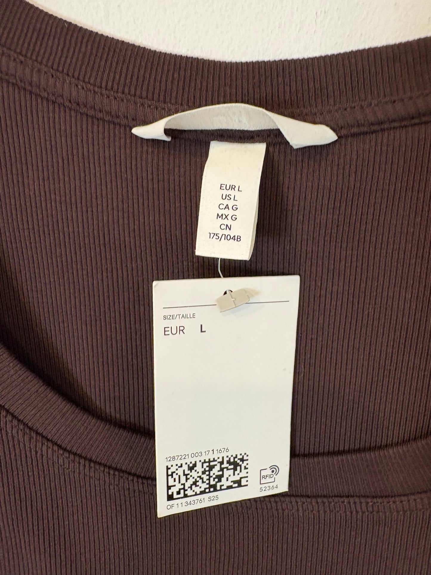 H&M. Top marrón canalé