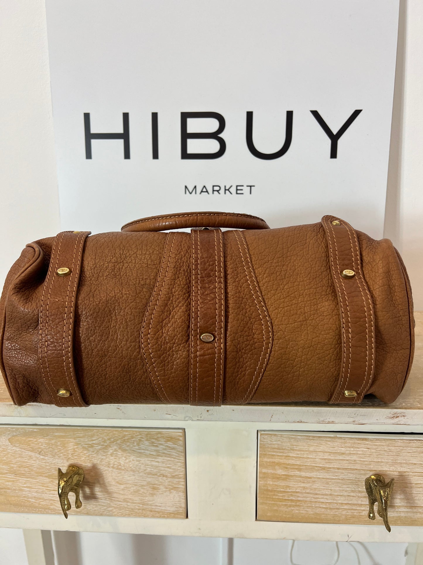 VALENTINO GARAVANI. Bolso camel detalles dorados (TARA)