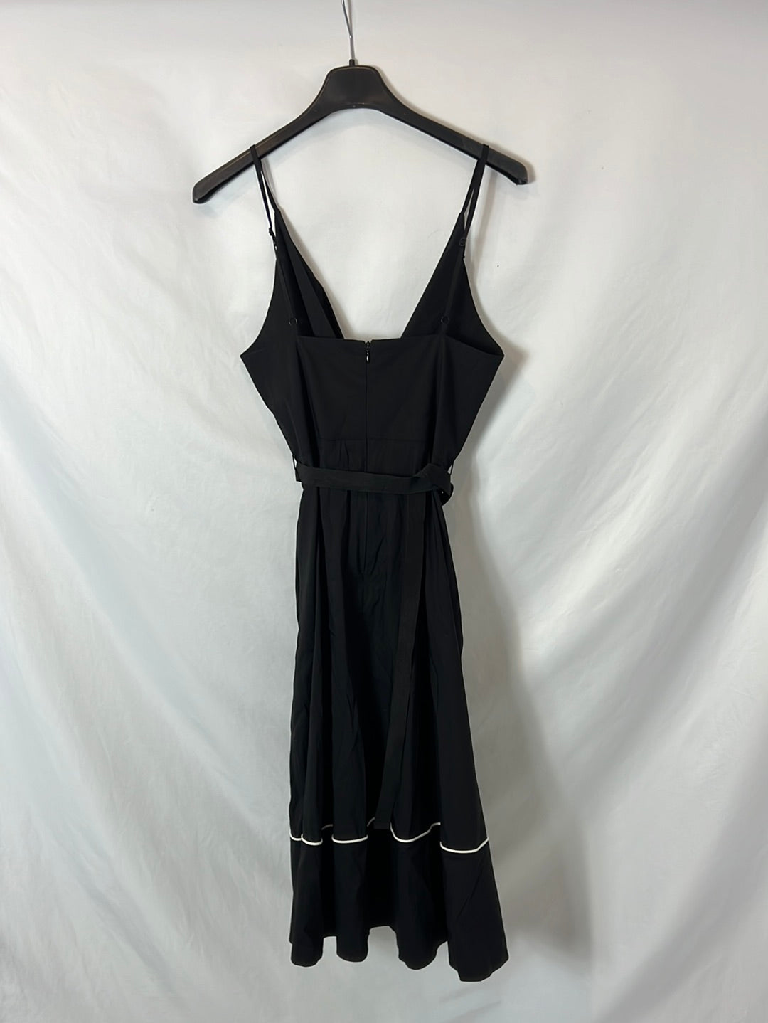 ELERIA CORTES. Vestido negro detalle en blanco. T S