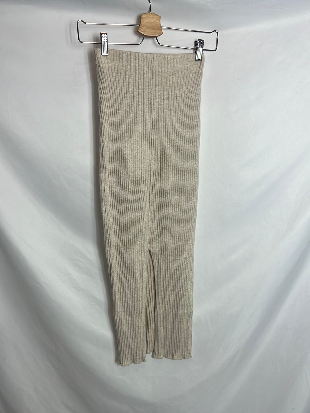 ZARA. Falda midi canalé beige. T S