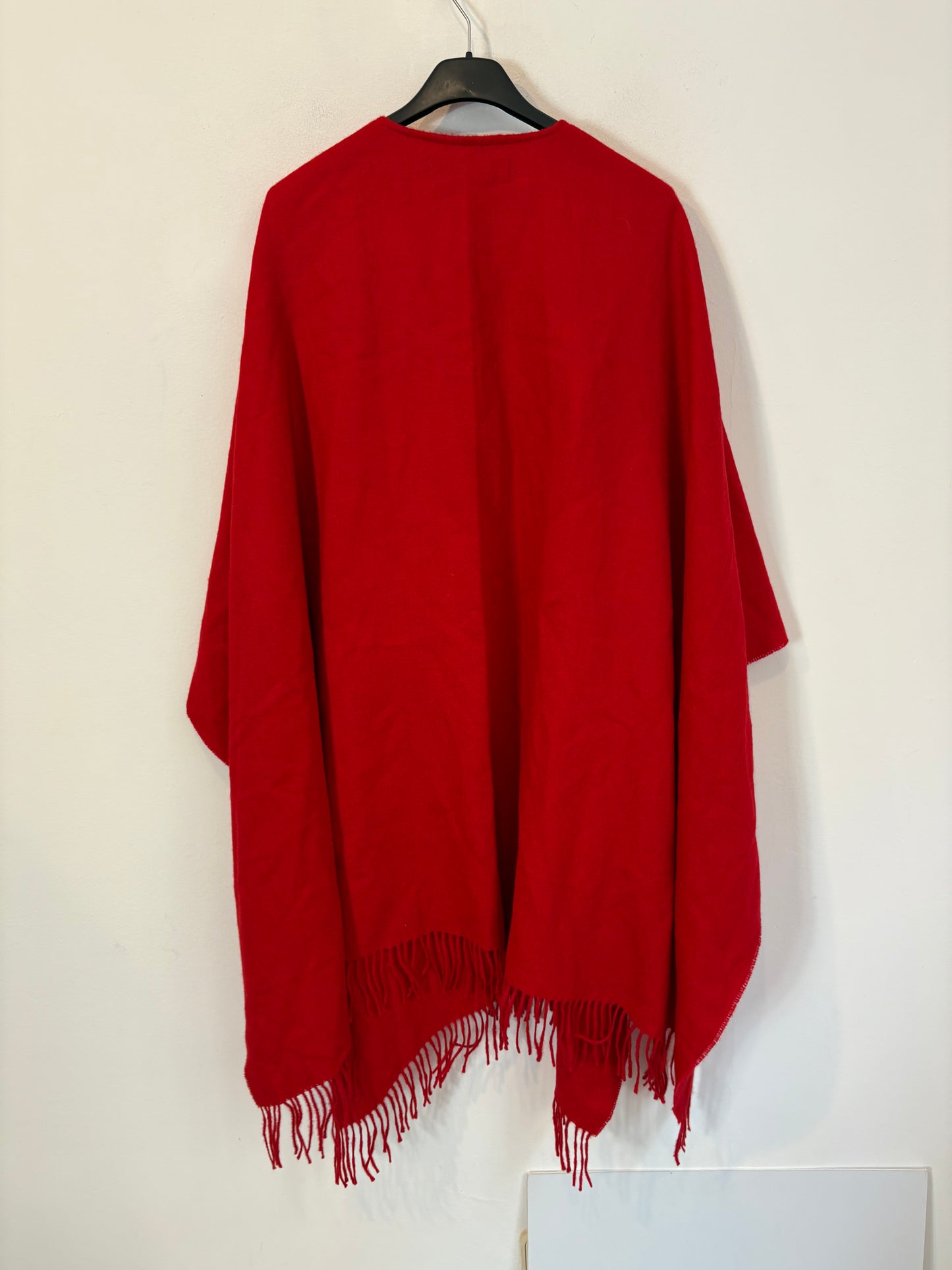 OTRAS. Capa roja baby alpaca