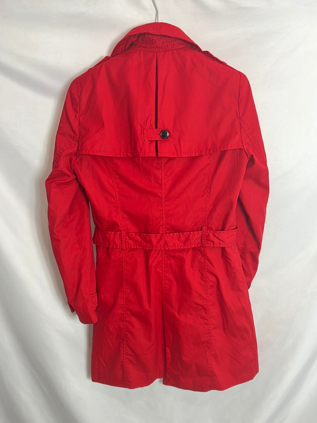 STRADIVARIUS . Gabardina roja. T S