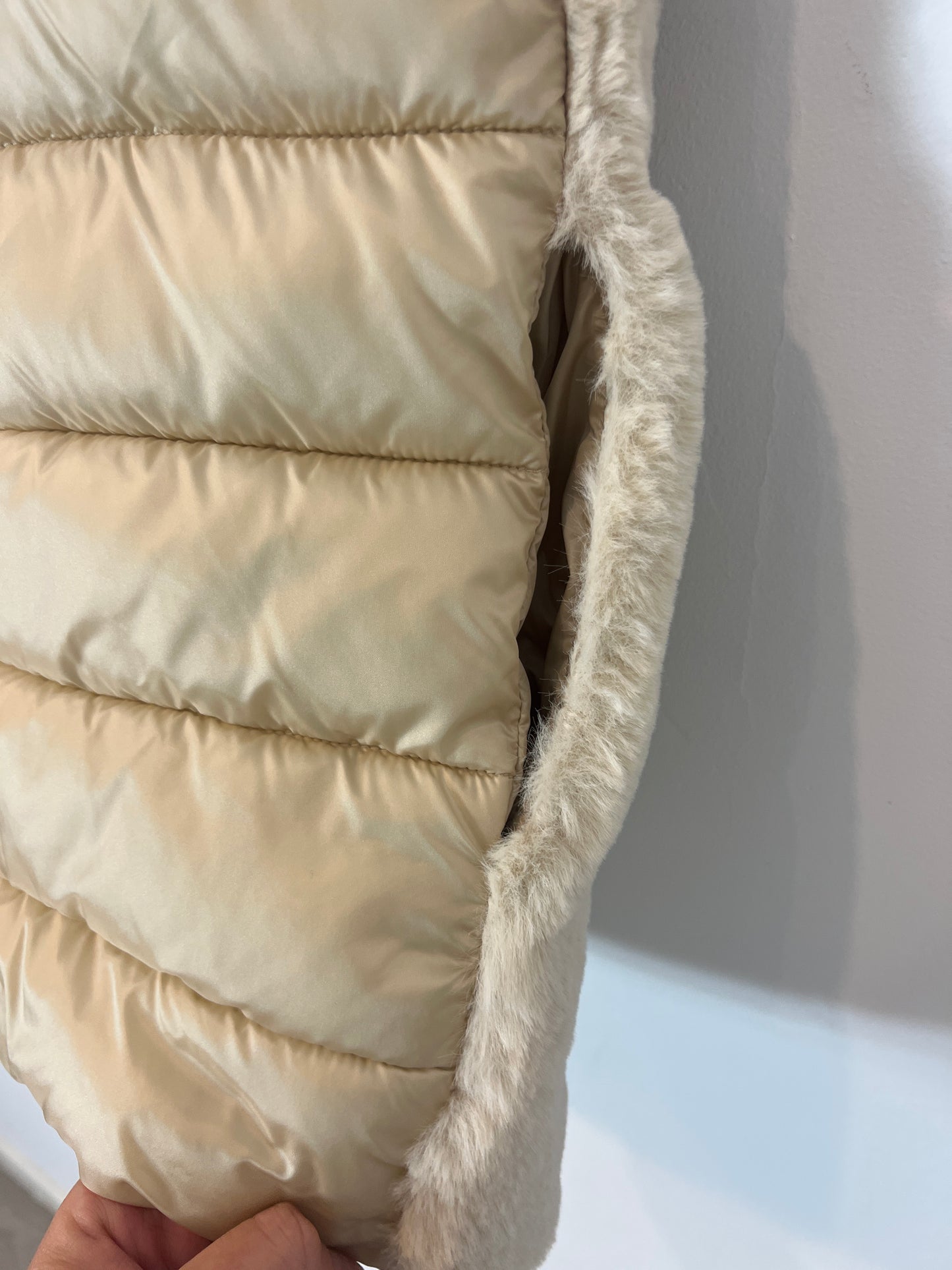 EMME MARELLA. Chaleco pelo beige T.38