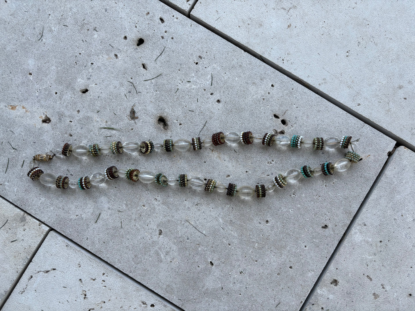 OTRAS. Collar largo detalle cierre