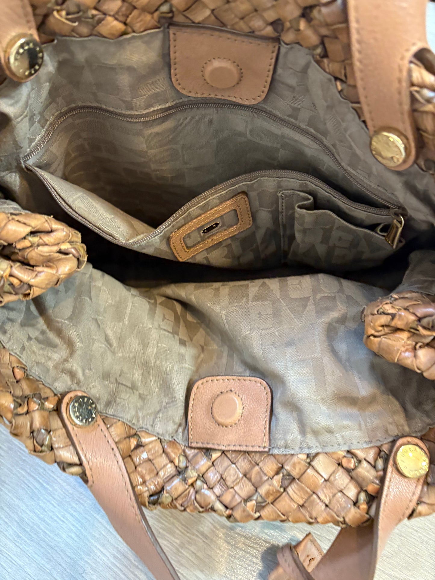 FURLA. Bolso de hombro piel trenzada