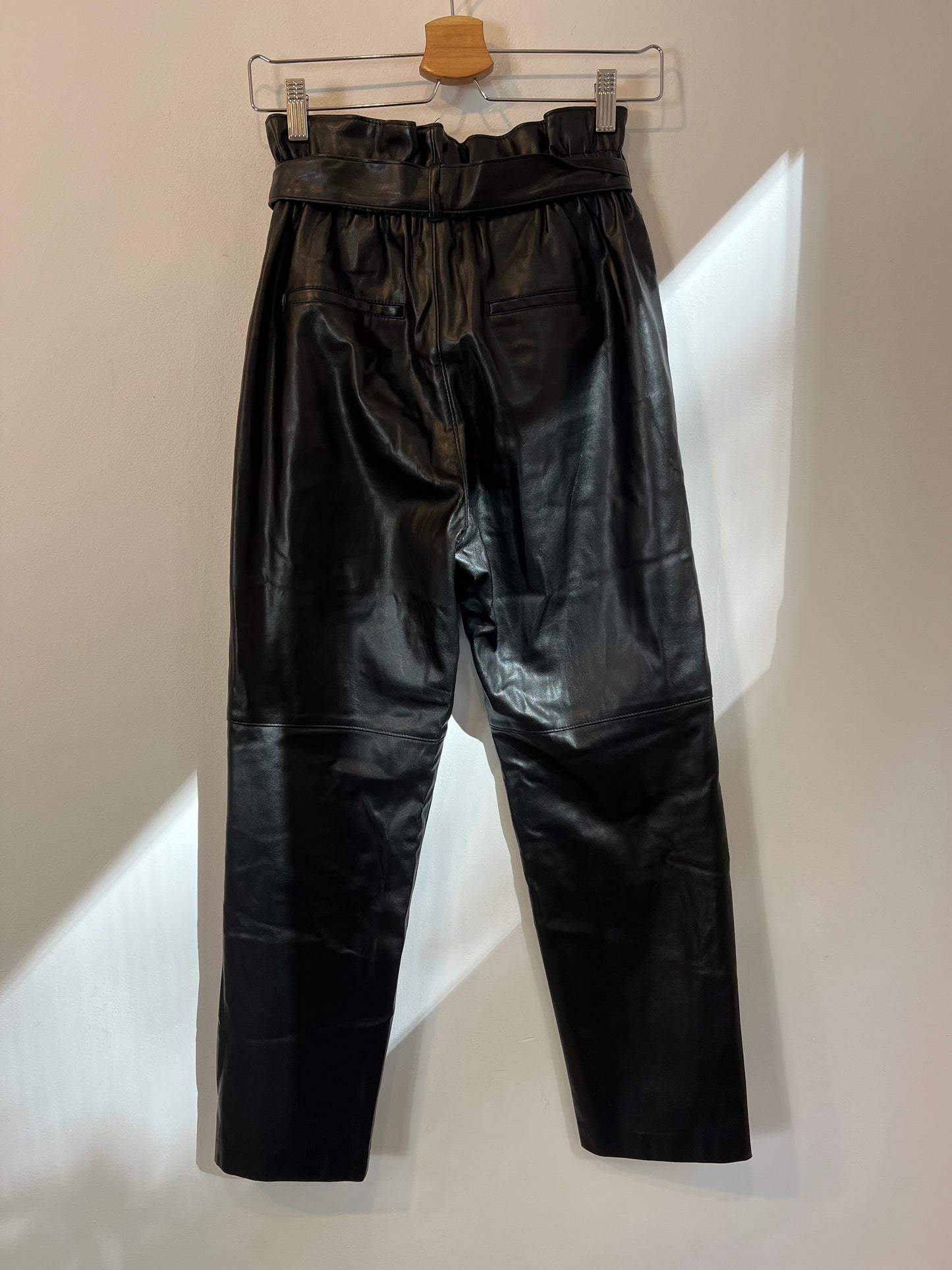 MANGO. Pantalón efecto piel T.s