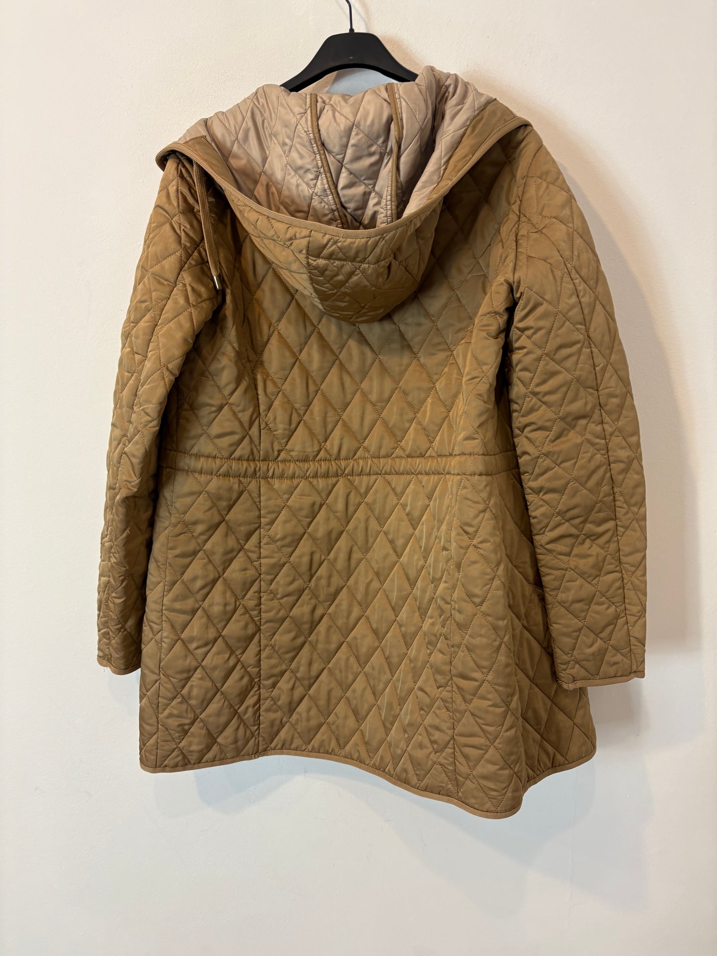 MASSIMO DUTTI. Abrigo beige guateado capucha