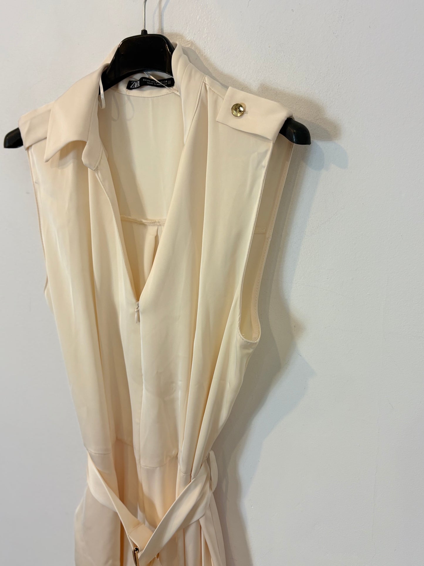 ZARA. Mono beige satinado. T XS