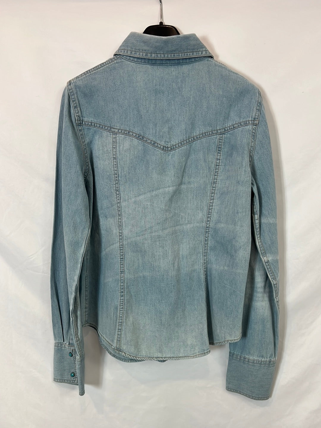 BANANA REPUBLIC. Denim shirt with button detail. TS