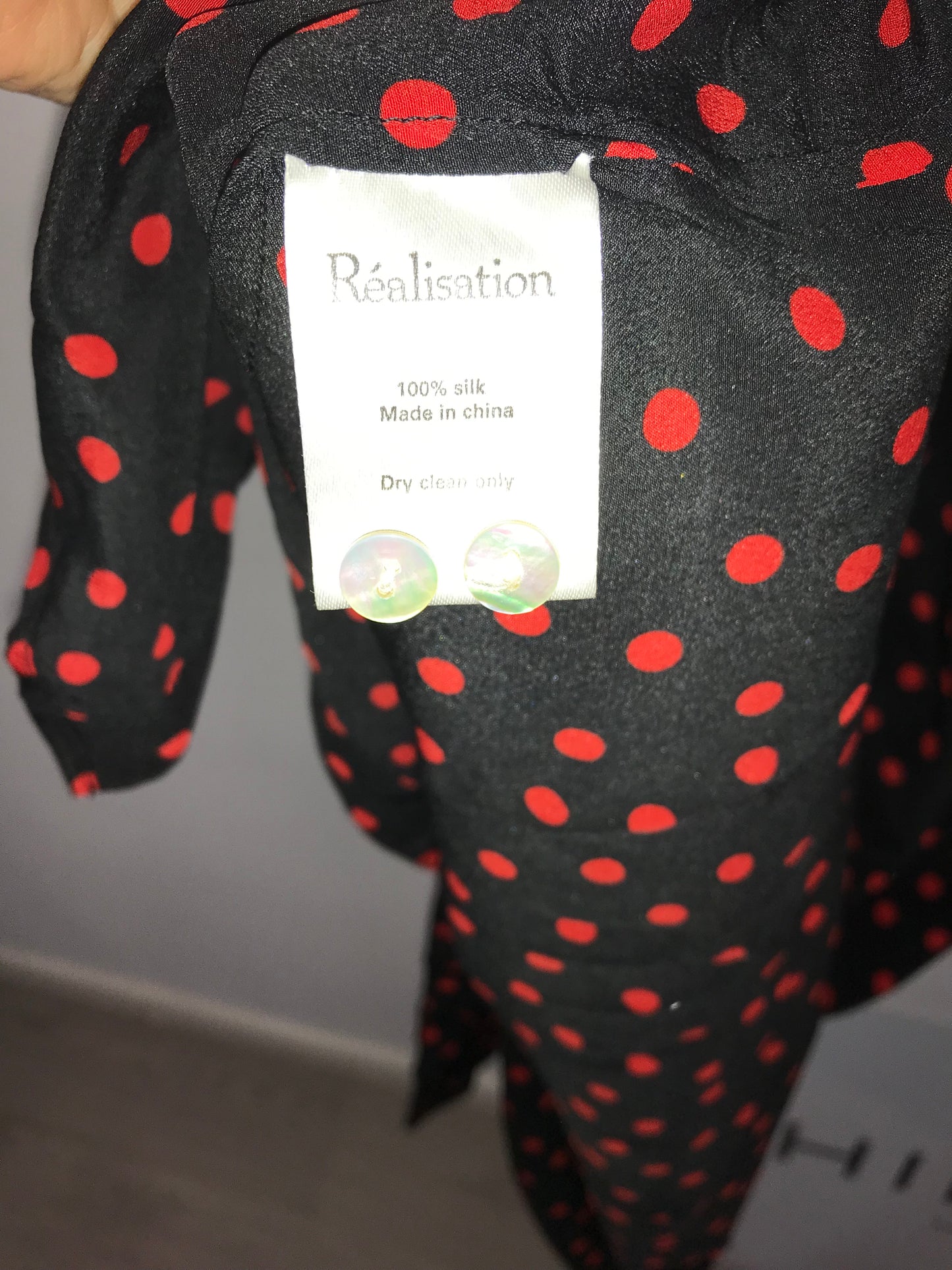 RÉALISATION. Vestido midi seda lunares rojos