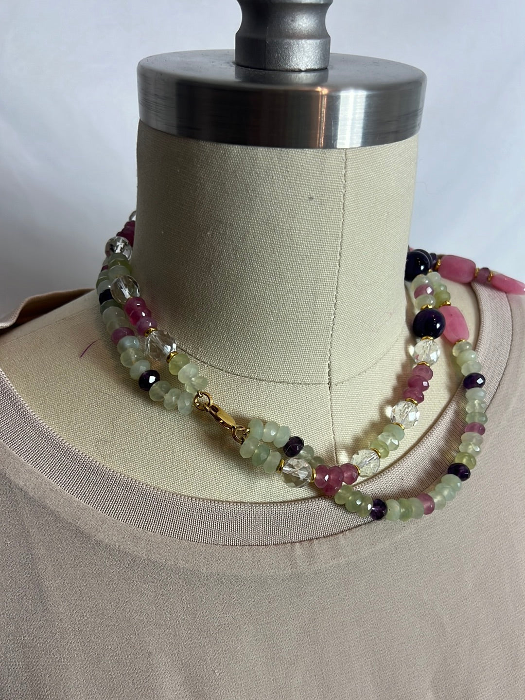 OTRAS. Collar piedras tonos rosas