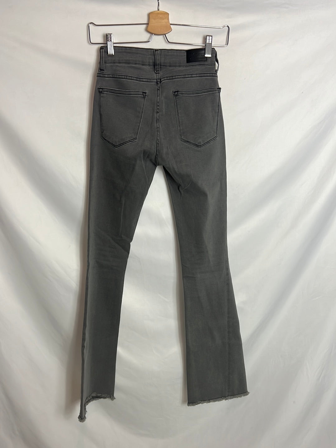 BROWNIE. Pantalón gris campana. T XS