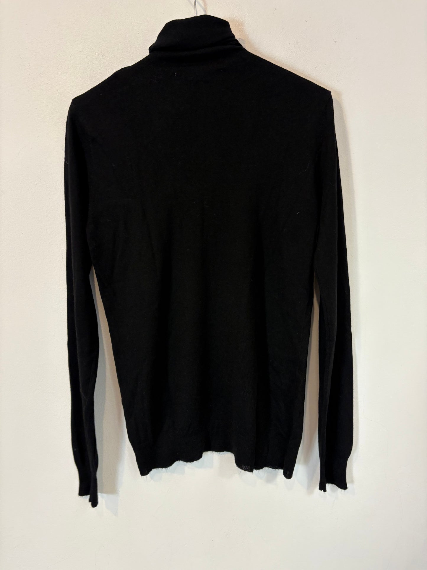 ZARA. Jersey fino negro cuello alto. T M