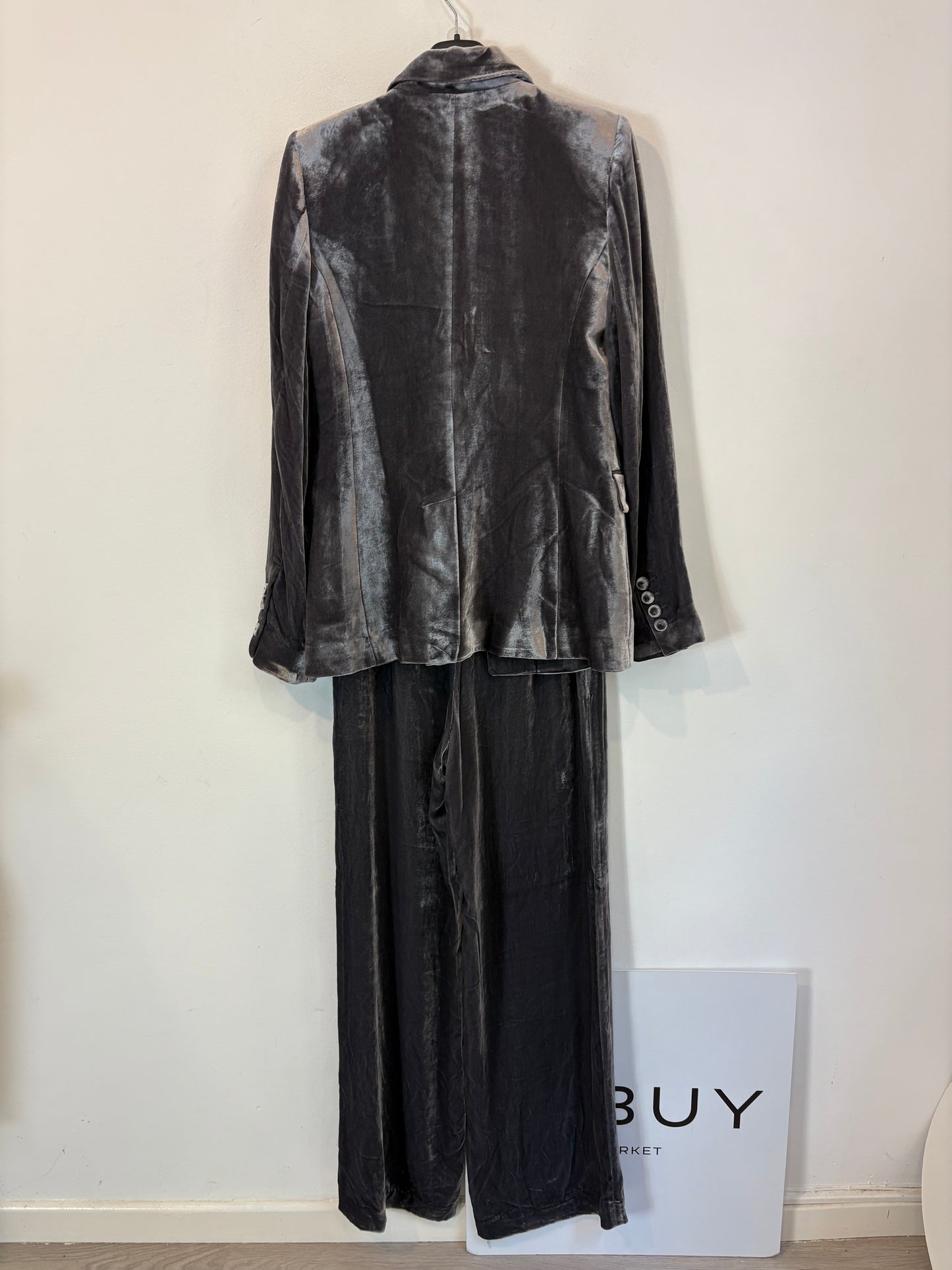 MANGO. Traje de chaqueta terciopelo gris