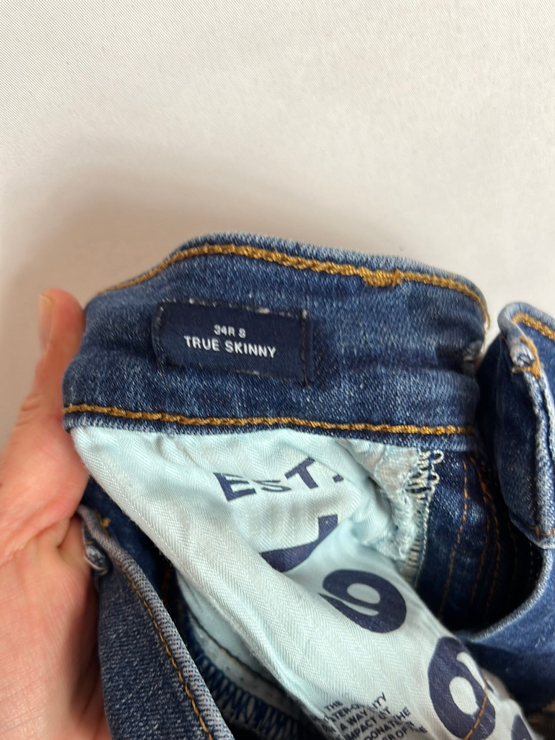 GAP. Mid-rise skinny jeans. Size 34