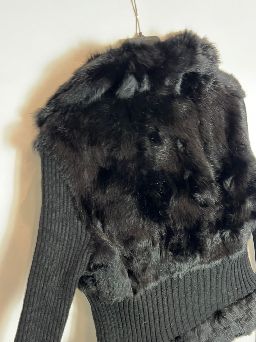 ET DIEU CRÉA LA FEMME. Chaqueta negra pelo natural. T 40