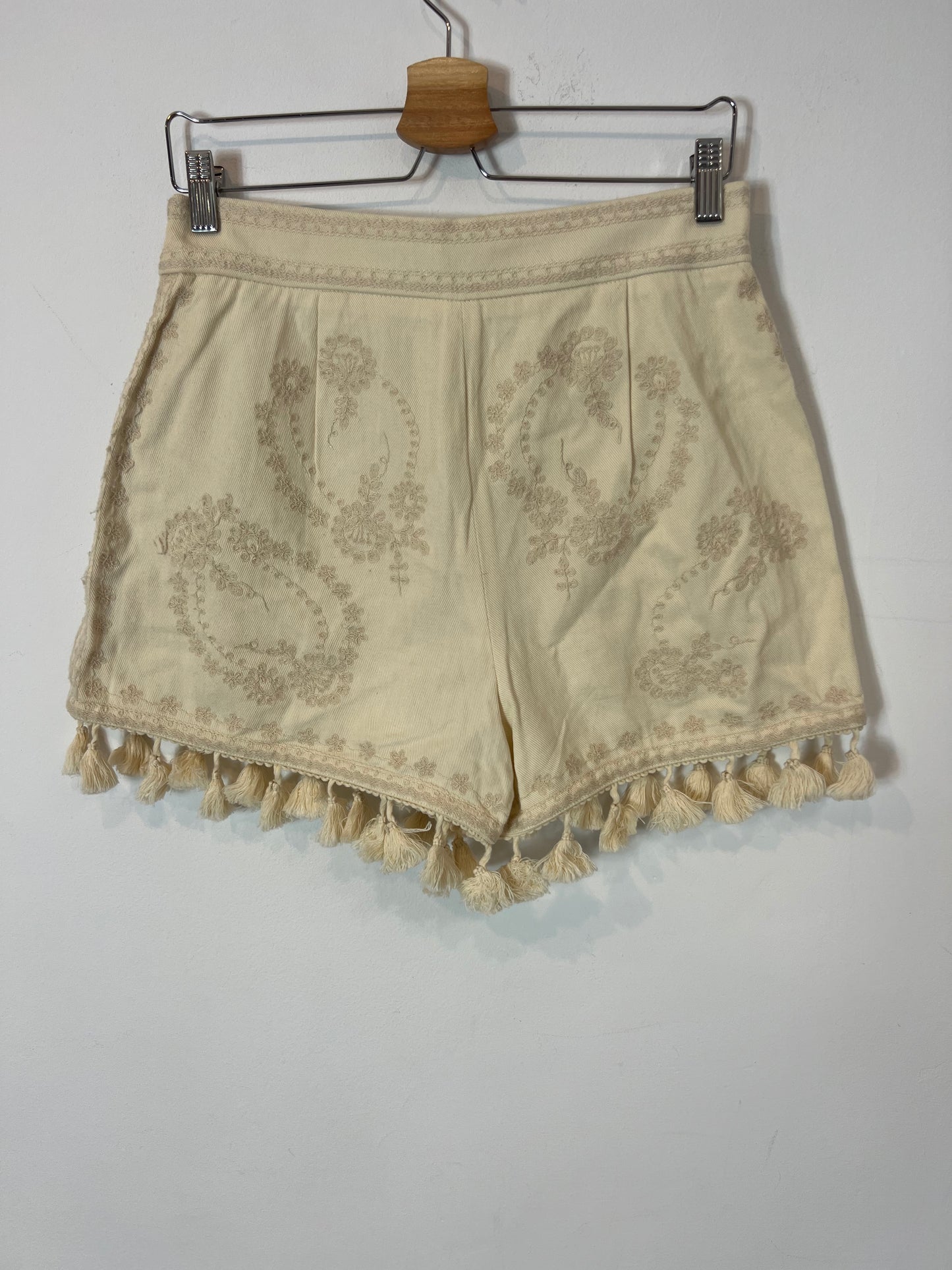 ZARA. Embroidered beige Bermuda shorts. TM