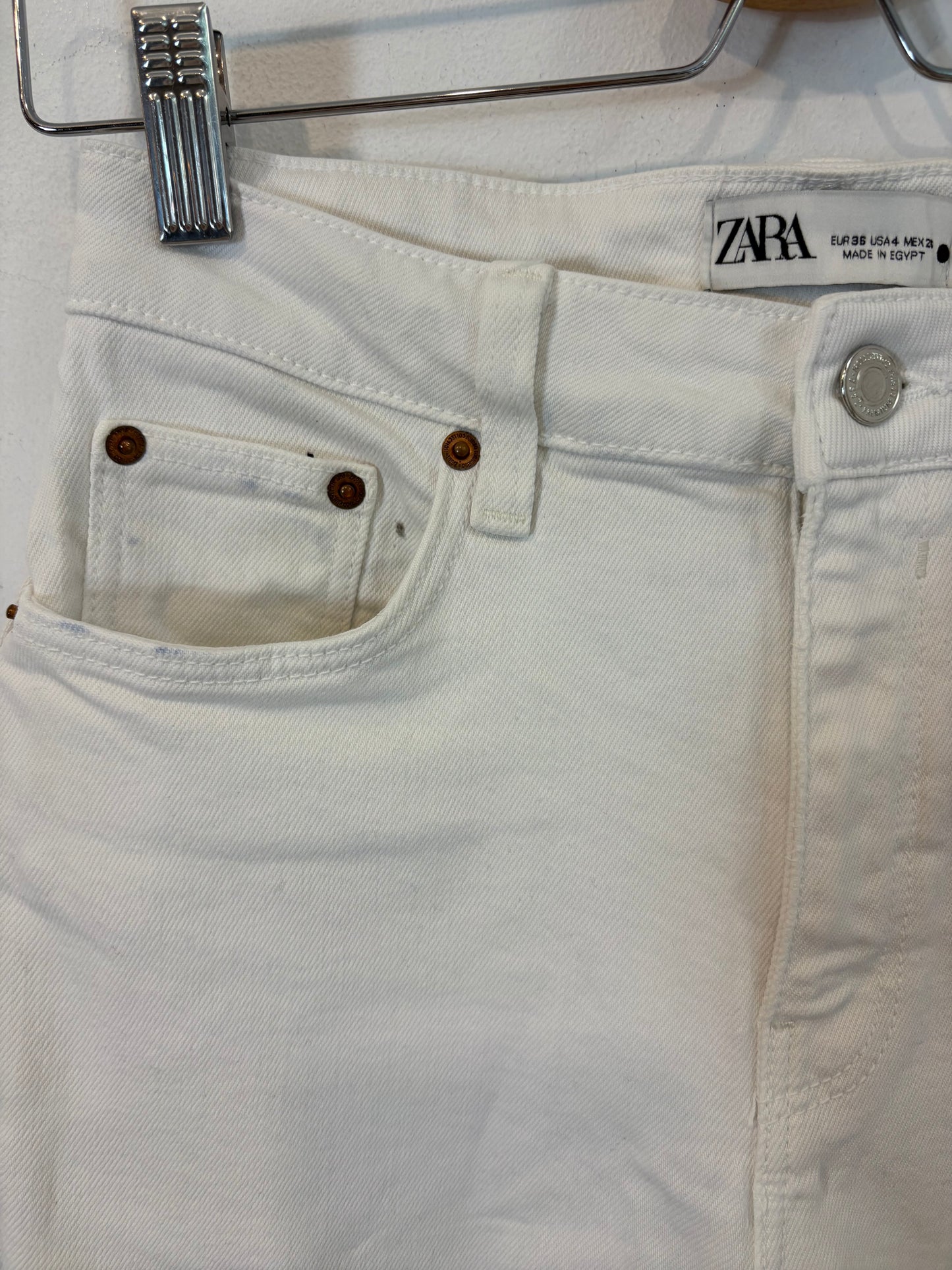 ZARA. Denim blanco cropped. T 36