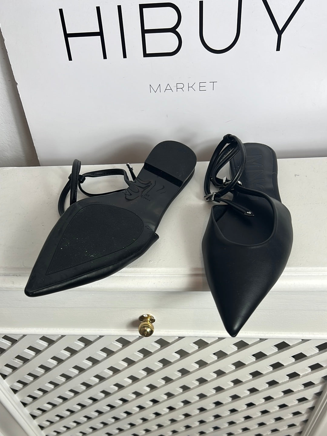 MANGO. Sandalia plana negra pico y Tura al tobillo. T 37